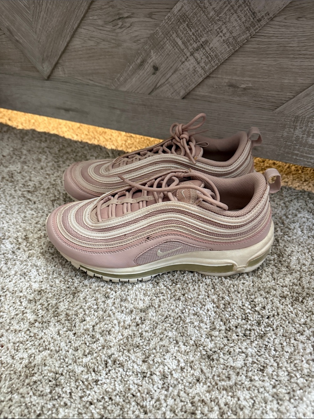 Women’s Pink Wave-Detail Nike Shoes!